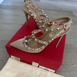VALENTINO Garavani Rockstud Ankle Strap in Patent Leather Beige